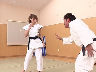 Herrliche japanische Karate Mädchen entscheiden, einige Hahn Reiten zu keg