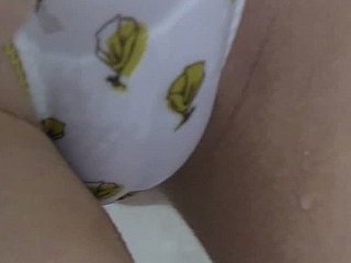 Schöne Indulge Didi mit kleinen Brüsten beim Spielen im Badezimmer