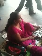 संचिका भारतीय MILF रेलवे स्टेशन पर सेक्स के बारे में बात कर रही है