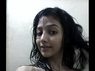 fille indienne Looker indienne avec salle de bain beauty seins selfie - Wowmoyback