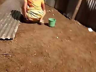 Desi ผู้หญิงอินเดีย pissing นอกเปิดถ้ำมอง