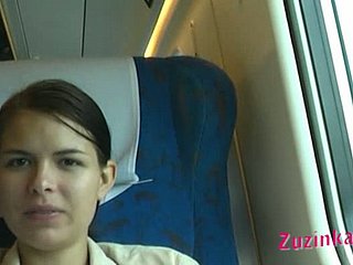 Shameless Hündin Zuzinka blinkt ihre Muschi im Zug rasiert