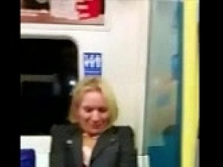Frau erhält divergent Während auf der lokalen U-Bahn!
