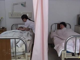 Hikaru Ayami jururawat sweltering menghisap dan menunggang zakar