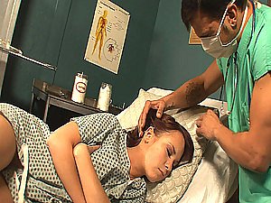 สกปรกนรีแพทย์ร่วมเพศ Pacient ในการนอนหลับของเธอ