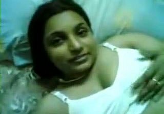 Broad in the beam Ấn Độ điếm với masturbates cơ thể khó chịu trên giường