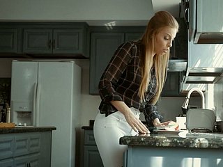 Juggy uwodzicielka Britney Amber pobiera fucked ciężko w kuchni