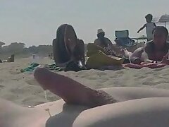 Knipperend dick op het strand
