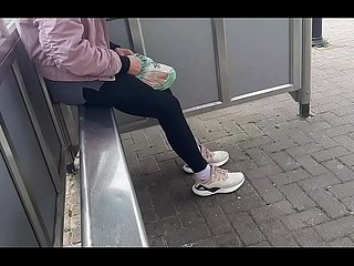 Bapa mengikuti putrinya dan memfilmkannya ke stasiun bus. Ketika dia sampai di rumah, dia untuk bercinta dengannya.