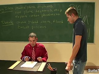El profesor gay se impulsa su culo en la polla de su estudiante.