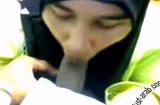 Пухлые любительские арабские шлюха, пойманные по мобильному телефону сосать член своего парня