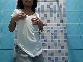 Sevimli genç Filipin duş alıyor