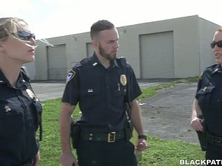 Dwie policyjne kobiety pieprzone aresztowały czarnego faceta i zmusza rise wind up lizania twatów
