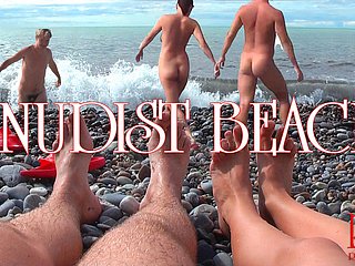 Nudist Strand - nacktes junges Paar am Beach, nacktes Teenagerpaar