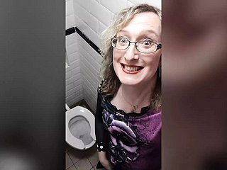 Sarışın Slot Op Tgirl Lisa Impede Tuvaletlerinde Kırmızı Deri Pantolon Giyen İş Tuvaletinde Oynar