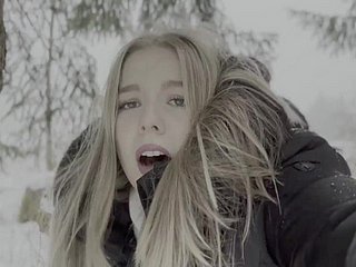 L'adolescente di 18 anni è fottuto nella foresta nella neve