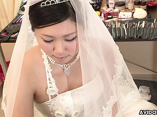 Brünette Emi Koizumi lid sich unzensiert auf Hochzeitskleid gefickt.