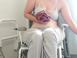 Paraplegische Brünette Purplewheelz Britische Milf pinkeln with die Dusche