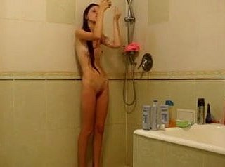 Chuda dziewczyna shuck prysznicem