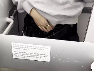 Heet ik masturbeer in de toiletten fore-part het vliegtuig - Jasmine Sweetarabic