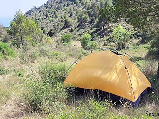Турист услышал громко стонать и поймал пару трах, трахая в палатке.