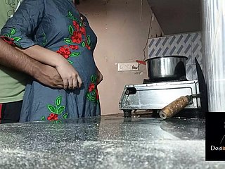 Devar Have sex Everlasting Pinky Bhabi在厨房里