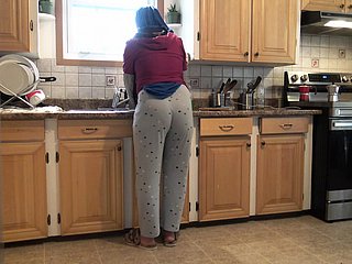 Syrische vrouw laat de 18 -jarige Duitse stiefzoon haar neuken everywhere de keuken