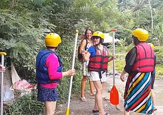 Pussy parpadeando en el lugar de rafting entre los turistas chinos # Público drop a clanger bragas