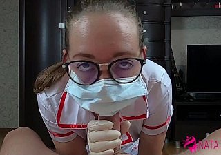 Zeer geile titillating verpleegster zuigen lul en neukt haar patiënt met gezicht