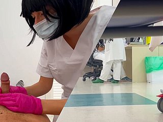 Icy nueva estudiante de enfermería de estudiante revisa mi pene y tengo una erección