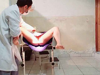 De arts voert een gynaecologisch examen uit op een vrouwelijke patiënt, hij legt zijn vinger in all directions haar vagina en raakt opgewonden
