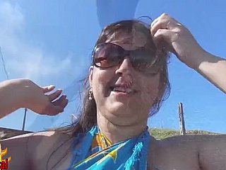mollige brasilianische Frau nackt am öffentlichen Seaside