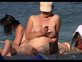 Overhear Cam의 해변에서 일광욕을하는 Impudent Nudist Babes