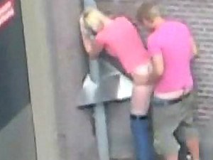 Un couple lay a attrapé de la baise à l'extérieur en public