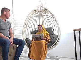 Vermoeide vrouw nearby hijab krijgt seksuele energie
