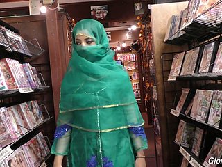 Hete Pakistaanse meid Nadia Ali zuigt grote lul close by de gloriegatkamer