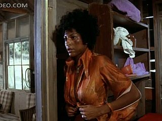 めちゃくちゃ巨乳な黒人美女パム・グリアがボロボロの服を脱ぐ