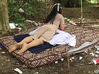 Preceptor ladyboy tailandês unescorted ao ar livre