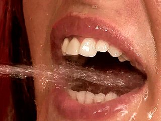 Une brune lascive se fait remplir freeze bouche de pipi après une baise anale
