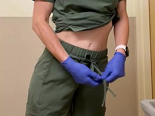 Het sletgat forefront de verpleegster wordt gevuld voor haar dienst