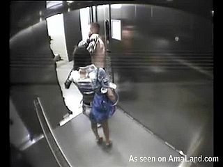 امرأة سمراء ساخنة تنزل على صديقها في المصعد