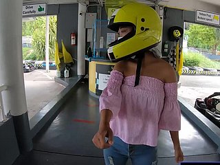 Une jolie petite amie amateur thaïlandaise fait du karting et enregistrée en vidéo après
