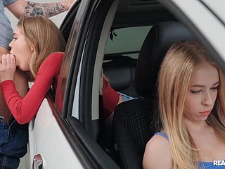러시아 여자는 친구의 등 뒤에서 차에서 좆됩니다.