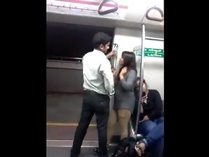 Desi Delhi Metro Boobs Grope Kamu Metro Tren yakalandı öpücük
