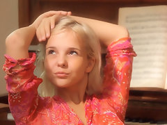 かわいいロシアの十代のモンローピアノを演奏し、彼女自身