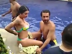 एक टॉपलेस विदेशी लड़की के साथ पंजाबी पूल पार्टी