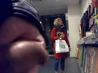 Clignotant old woman mouthful à jolie fille dans un magasin