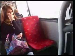 Hawkshaw Moment para menina curiosa em ônibus