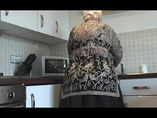 Słodka babcia pokazuje owłosione cipki big pest i jej cycki