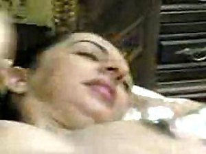 Грешный араб получает ее бритая киска трахал большой петух - Любительское порно